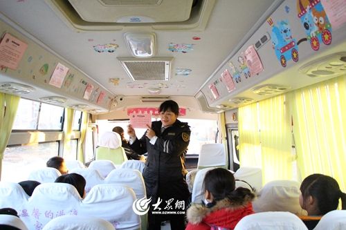青島交運校車為學生發放校車乘車安全須知
