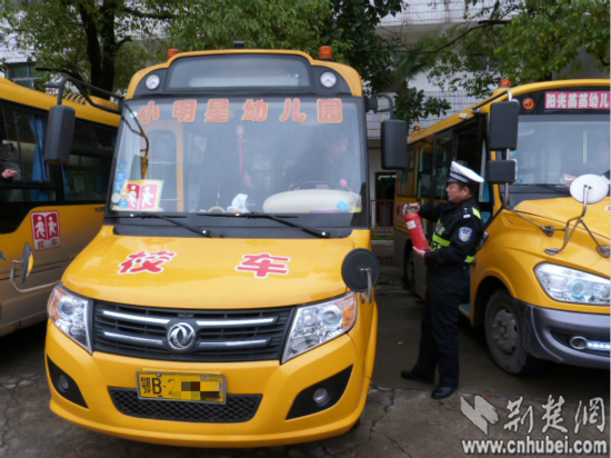 民警檢查校車 通訊員 李強 攝_meitu_12.jpg