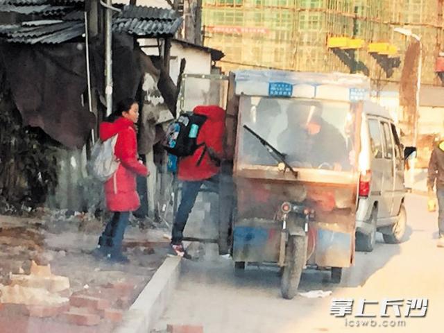 長沙一改裝三輪車冒充校車搭載學生 存安全隱患