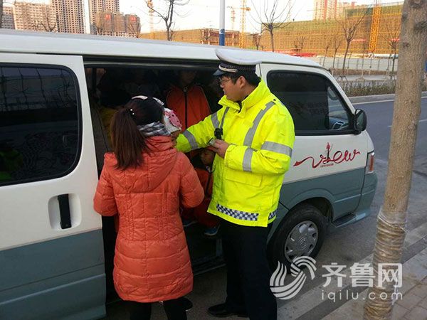 查處的校車，即超載又無資格證