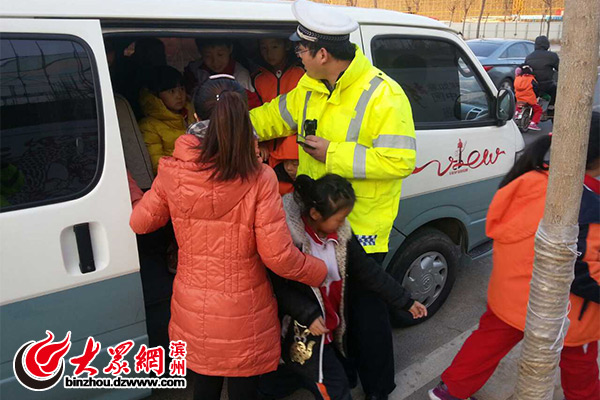 司機未取得校車資格證 違法超員接送學生被查處