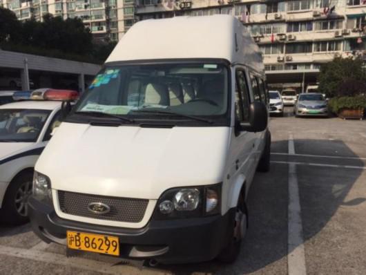 上海長(zhǎng)寧一涉外幼兒園用無(wú)資質(zhì)校車(chē) 校車(chē)司機(jī)被扣車(chē)罰2萬(wàn)