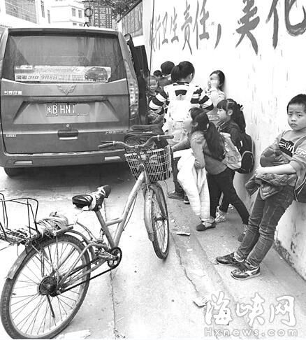 福建：仙游賴(lài)店中心小學(xué)門(mén)口 面包車(chē)當(dāng)“校車(chē)”接送學(xué)生