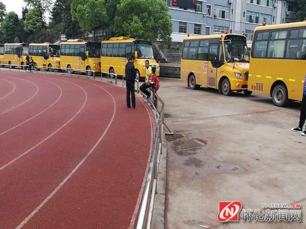 湖南懷化交警直屬一大隊(duì)對(duì)農(nóng)村小學(xué)校車(chē)開(kāi)展安全大檢查