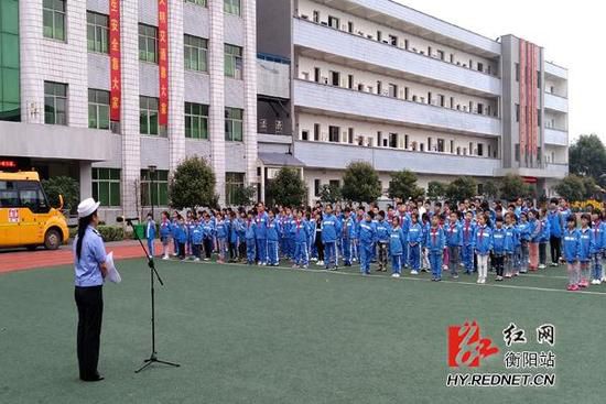 湖南衡陽交警走進清華園學校開展校車突發(fā)事故應急演練