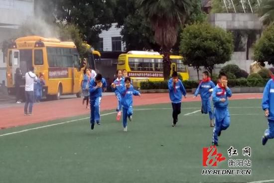 湖南衡陽交警走進清華園學校開展校車突發(fā)事故應急演練