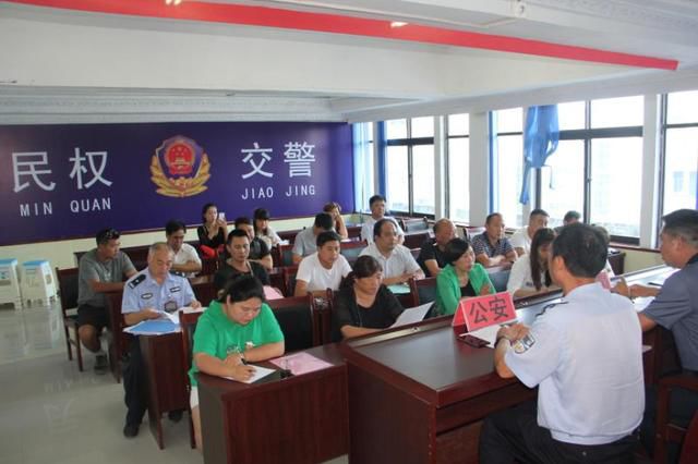 河南省民權交警大隊聯(lián)合教育局召開校車約談講評會