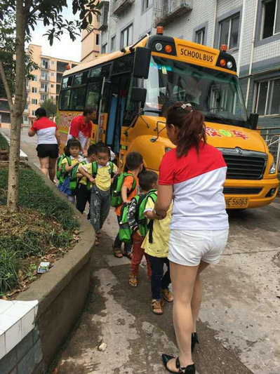 四川大洲驛中隊聯(lián)合轄區(qū)幼兒園開展校車突發(fā)事件應(yīng)急演練