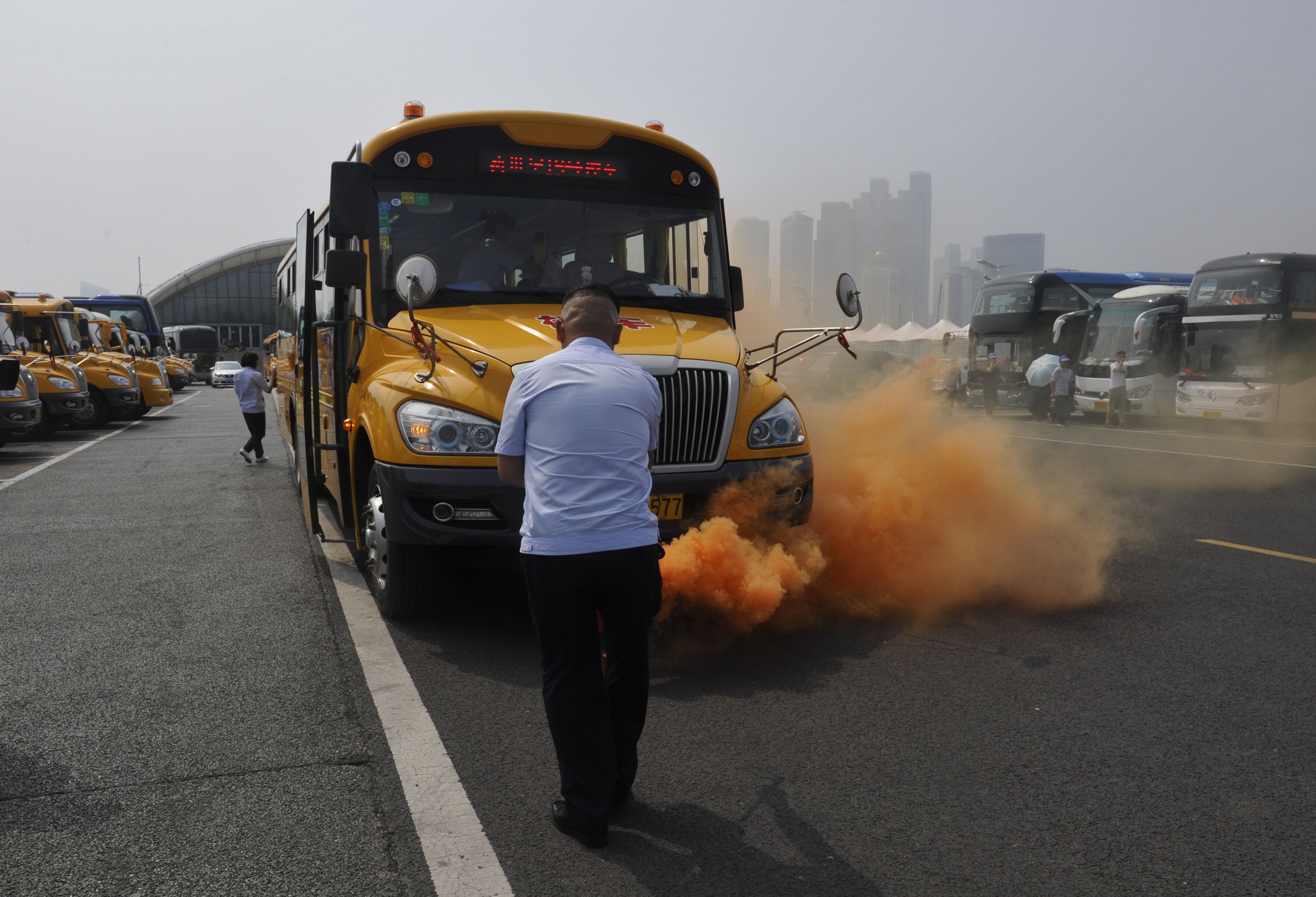 青島交警市南大隊(duì)組織校車應(yīng)急消防逃生演練