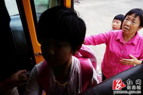 湖南攸縣676名貧困學生免費乘校車上學