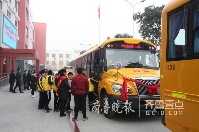 魚臺縣實驗小學：“大鼻子”校車啟用，孩子上下學家長放心了