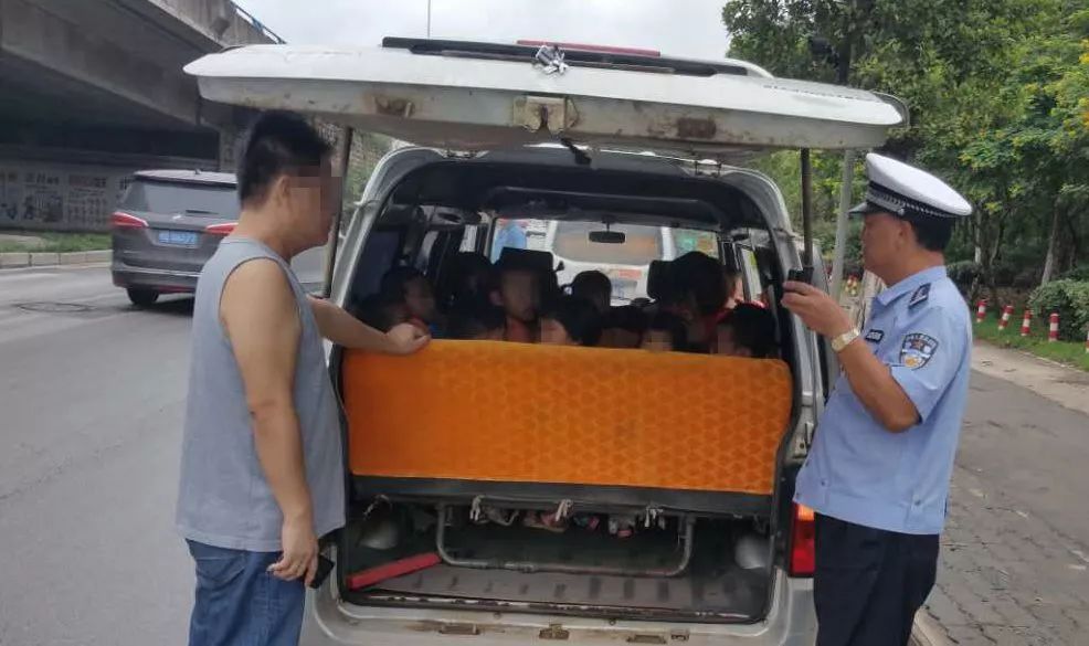 核載8人 實載23人 “黑校車”駕駛?cè)艘蛭ｋU駕駛罪被判拘役