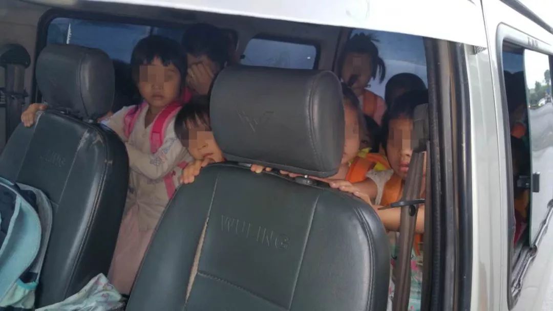 核載8人 實載23人 “黑校車”駕駛?cè)艘蛭ｋU駕駛罪被判拘役