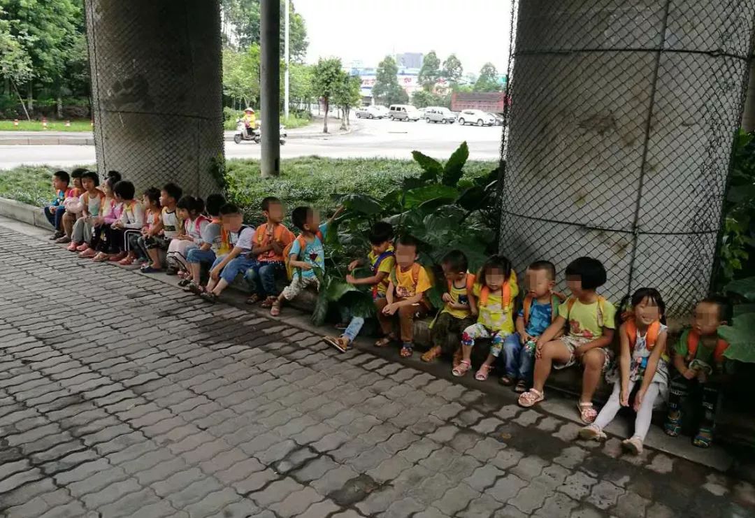 核載8人 實載23人 “黑校車”駕駛?cè)艘蛭ｋU駕駛罪被判拘役