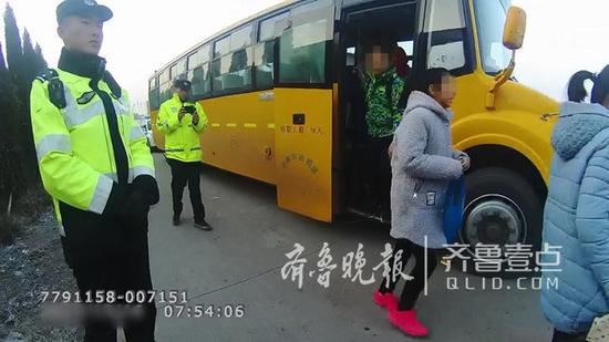 濟(jì)南一校車(chē)司機(jī)無(wú)開(kāi)校車(chē)資格竟還超載 塞進(jìn)63名學(xué)生