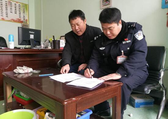 河南省新鄉(xiāng)市封丘縣：警方約談校車負(fù)責(zé)人 讓學(xué)生平安回家