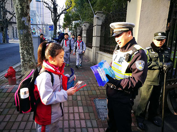 開學日上海數千警力護校保障交通，嚴查黑校車及校車超速超員