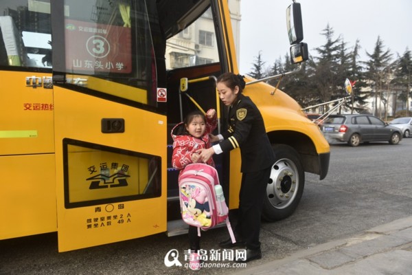 山東頭村借讀生坐上新校車