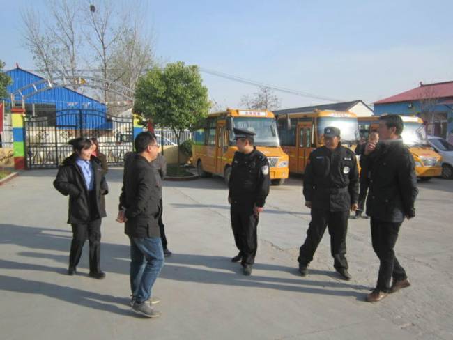 西平縣公安局呂店派出所開展轄區幼兒園校車安全大檢查
