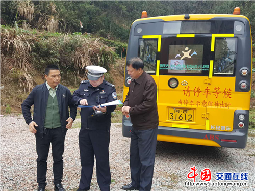 福建省三明市梅列交警大隊深入轄區校園開展校車安全大檢查