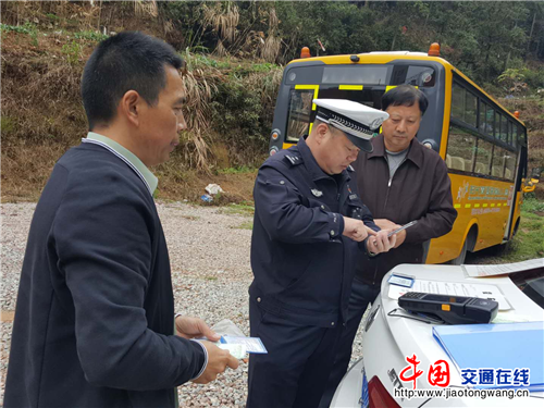 福建省三明市梅列交警大隊深入轄區校園開展校車安全大檢查