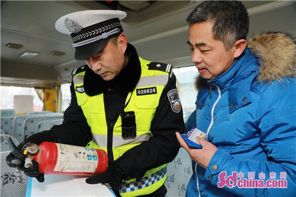 山東淄博張店交警檢查校車 確保學(xué)生安全