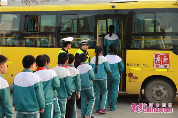 山東淄博張店交警檢查校車 確保學(xué)生安全