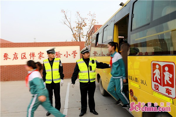 山東淄博張店交警檢查校車 確保學(xué)生安全