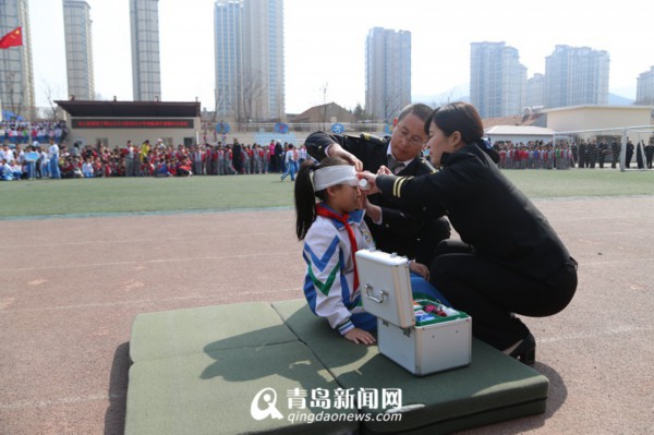溫馨校車消防演習(xí) 照管員指揮學(xué)生20秒完成逃生