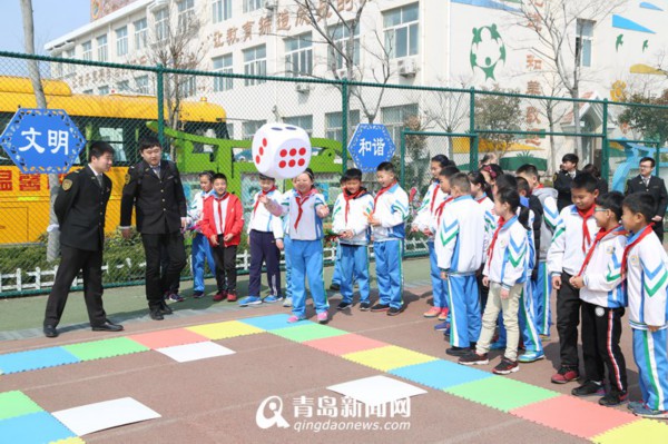 溫馨校車消防演習(xí) 照管員指揮學(xué)生20秒完成逃生