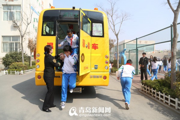 溫馨校車消防演習(xí) 照管員指揮學(xué)生20秒完成逃生