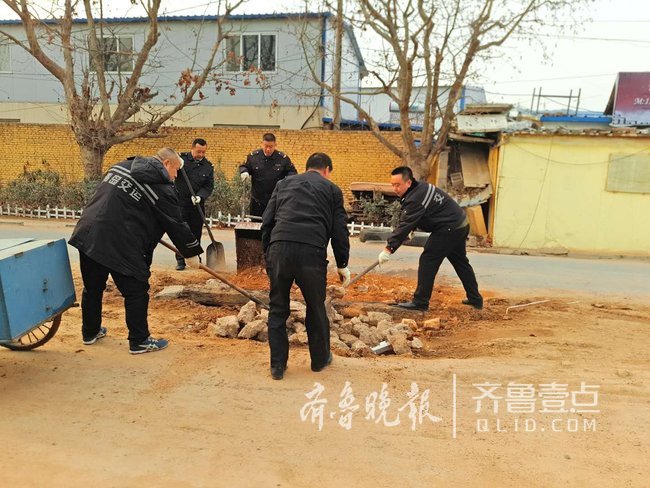 校門口路面坑洼不平，青島校車司機(jī)自發(fā)修路