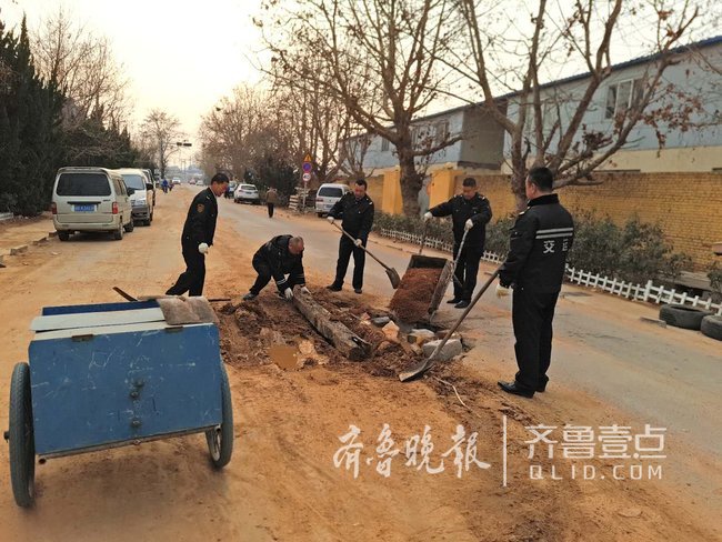 校門口路面坑洼不平，青島校車司機(jī)自發(fā)修路
