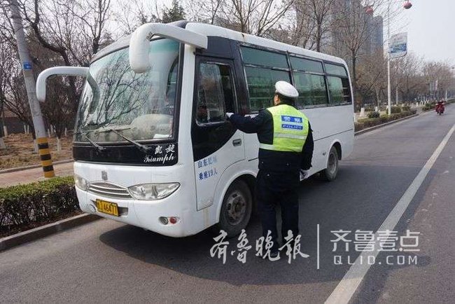 沒(méi)有校車(chē)標(biāo)牌卻從事校車(chē)服務(wù) 肥城交警查獲黑校車(chē)