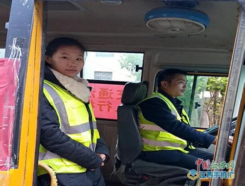 宜春交警關注師生安全 給校車配反光背心