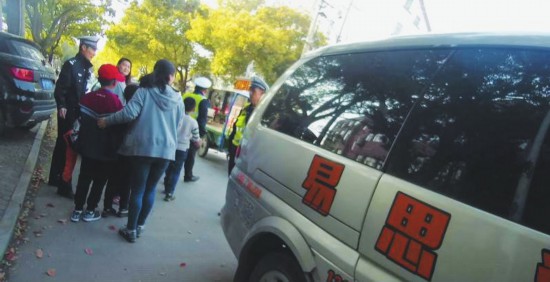 核載7人實載11人 蘇州一面包車變身超載黑校車