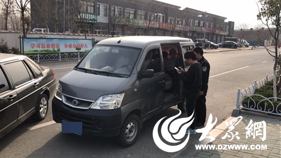 舉報非法營運的“黑校車” 日照一市民領到交警“賞金”