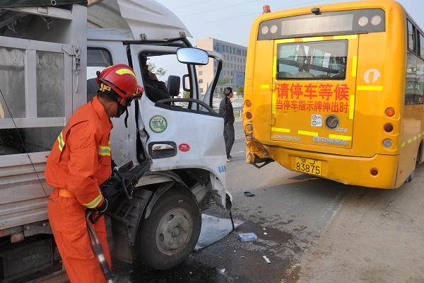 湖北麻城一貨車(chē)追尾幼兒園校車(chē) 消防官兵緊急救援