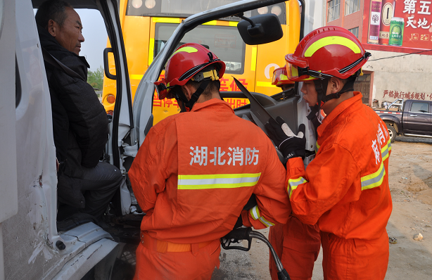 湖北麻城一貨車(chē)追尾幼兒園校車(chē) 消防官兵緊急救援