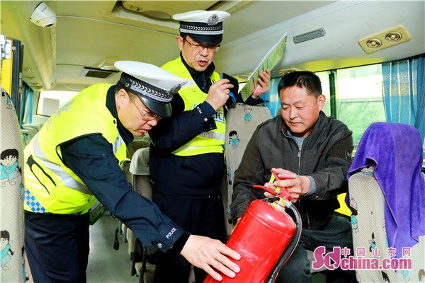 淄博張店交警嚴查校車安全 筑牢交通安全防護網