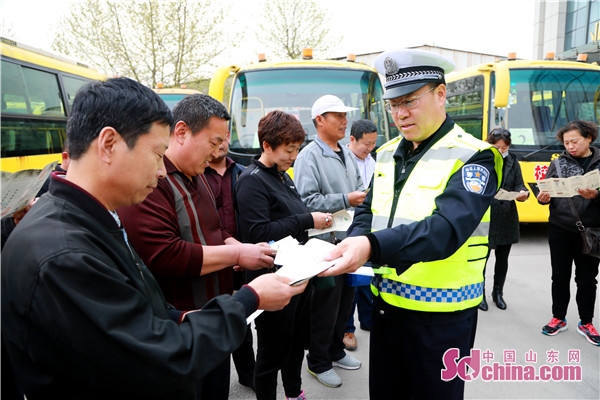 淄博張店交警嚴查校車安全 筑牢交通安全防護網