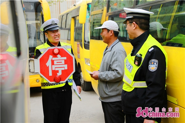 淄博張店交警嚴查校車安全 筑牢交通安全防護網