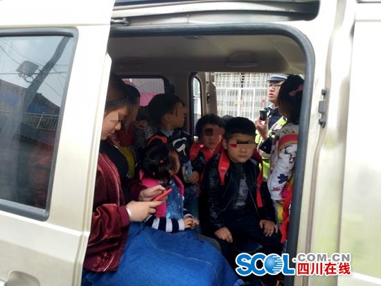 幼兒園7座“校車”裝進17個娃娃 司機是園長父親