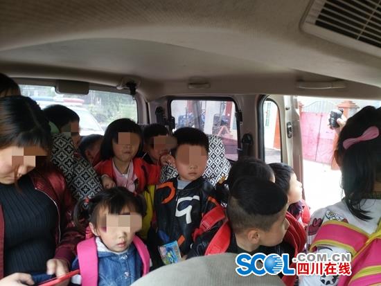 幼兒園7座“校車”裝進17個娃娃 司機是園長父親
