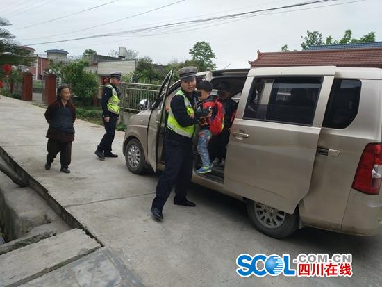 幼兒園7座“校車”裝進17個娃娃 司機是園長父親