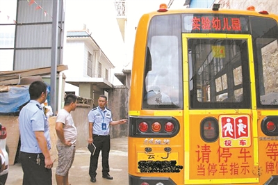 云南省：普洱市孟連交警大隊開展校車交通安全整治