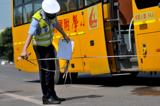 北碚交巡警支隊組織開展?；返缆愤\輸及校車重特大道路交通事故應急處置演練