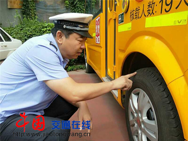 山西霍州：公安交警深入轄區小學、幼兒園檢查學校校車暑期安全管理情況