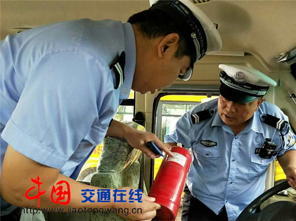山西霍州：公安交警深入轄區小學、幼兒園檢查學校校車暑期安全管理情況