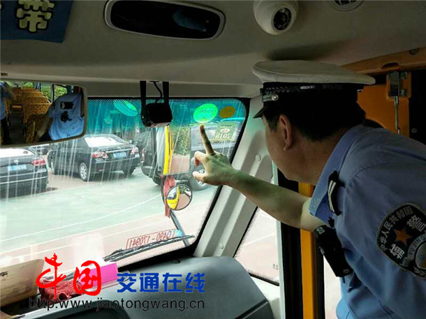 山西霍州：公安交警深入轄區小學、幼兒園檢查學校校車暑期安全管理情況